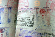 Visa-Stempel in einem Reisepass.
