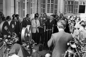Konrad Adenauer ist von Pressevertretern umringt.