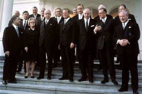 Das Bundeskabinett steht zusammen, in der Mitte Bundeskanzler Willy Brandt.