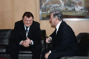 Franz Josef  Strauß und Helmut Schmidt sitzen zusammen und diskutieren.