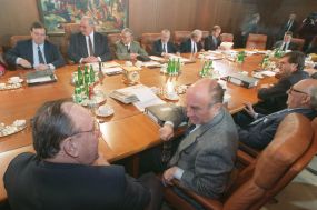 Vertreter von CDU/CSU und FDP sitzen an einem Tisch.