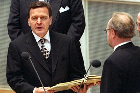 Schröder spricht seinen Eid und ist damit neuer Bundeskanzler.