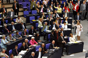 Ein Teil der Abgeordneten stimmen mit Handzeichen für einen Gesetzentwurf.