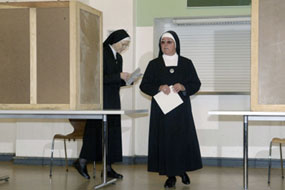 Zwei Ordensschwestern haben ihre Stimmzettel in einer Wahlkabine ausgefüllt.