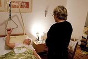Alte pflegebedürftige Frau im Bett