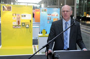 Bundestagspräsident Lammert bei der Ausstellungseröffnung. - Video ansehen... - Öffnet neues Fenster