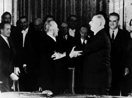 Charles de Gaulle und Konrad Adenauer besiegeln den Elysée-Vertrag