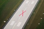 ein rotes Kreuz prangt auf einer der Landebahnen des künftigen neuen Flughafens Berlin-Brandenburg (BER)