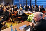 Bundestagspräsident Lammert bei einer Diskussion mit Jugendlichen im rahmen der Gedenkstunde für die Opfer des Nationalsozialismus. - Video ansehen... - Öffnet neues Fenster