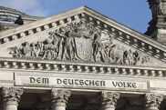 Copyright DBT/Nowak-KatzReichstagsgebäude mit der Inschrift Dem Deutschen Volke