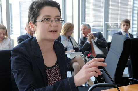 Vorsitzende Daniela Kolbe (SPD) während der Pressekonferenz am 15. April 2013