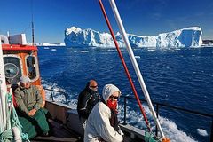 Urlauber an Deck eines Ausflugsbootes zwischen den Eisbergen bei Ilulissat, Diskobucht, Westküste, Grönland 