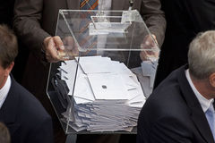 Urne mit Stimmzetteln im Plenum