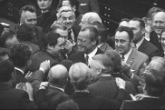 Bundestagsabgeordnete gratulieren Bundeskanzler Willy Brandt zum gewonnenen Misstrauensvotum.