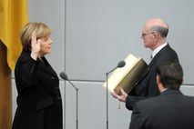 Angela Merkel (links) wird von Bundestagspräsident Norbert Lammert (rechts) als Bundeskanzlerin am 17. Dezember vereidigt.