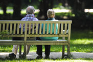 Zwei Rentner sitzen in Berlin auf einer Parkbank - Video ansehen... - Öffnet neues Fenster