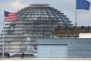 Eine Fahne weht auf der US-Botschaft in der Nähe des Reichstages
