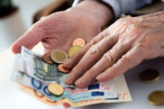Euroscheine in den Händen eines Rentners