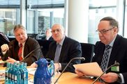 Verkehrsausschussvorsitzender Martin Burkert, Ex-Verkehrsminister Kurt Bodewig, Ex-Landesverkehrsminister Karl-Heinz Daehre (von links) im Verkehrsausschuss am 12. Februar 2014
