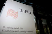 Eine großes weißes Schild der BaFin mit Logo, Schriftzug und dem Langtitel: Bundesanstalt für Finanzdienstleistungen - Video ansehen... - Öffnet neues Fenster