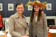 Landwirtschaftsausschuss-Vorsitzende Gitta Connemann mit der Baumkönigin am 2. April im Landwirtschaftsausschuss