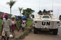 UN-Blauhelme und Flüchtlinge bei Abidjan in der Elfenbeinküste im Februar 2011