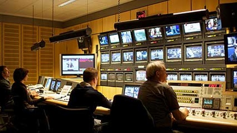 Foto: Fernsehstudio mit Kameras, Studiogästen und Beleuchtung