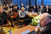 Bundestagspräsident Lammert bei einer Diskussion mit Jugendlichen im rahmen der Gedenkstunde für die Opfer des Nationalsozialismus.