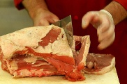 Der Bundestag hat den Weg für einen generellen Mindestlohn in der Fleischbranche frei gemacht.