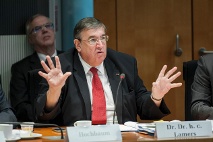Karl A. Lamers (CDU/CSU) während einer Sitzung des Verteidigungsausschusses