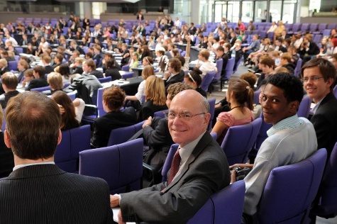 Bundestagspräsident Norbert Lammert inmitten der Teilnehmer des Planspiels Jugend und Parlament 2013