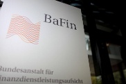 Eine großes weißes Schild der BaFin mit Logo, Schriftzug und dem Langtitel: Bundesanstalt für Finanzdienstleistungen