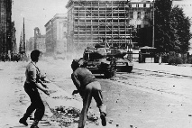 Sowjetische Panzer werden in der Leipziger Straße in Ost-Berlin am 17. Juni 1953 von Jugendlichen mit Steinen beworfen.
