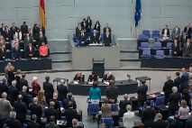 Der Bundestag erhebt sich zu einer Schweigeminute.