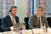 Jens Koeppen, (re), CDU/CSU, Vorsitzender des Ausschusses des Deutschen Bundestages Digitale Agenda, empfängt den EU-Kommissar Andrus Ansip, der an einer Ausschusssitzung teil nimmt.
