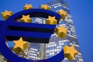 Eurozeichen vor der EZB in Frankfurt am Main