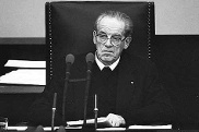 Herbert Wehner, Vorsitzender der SPD-Fraktion, eröffnet als Alterspräsident die konstituierende Sitzung des Bundestages am 4. November 1980.