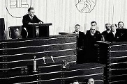 Alterspräsident Paul Löbe eröffnet die Konstituierende Sitzung des Ersten Deutschen Bundestages im Bundeshaus