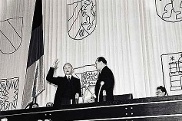 Konrad Adenauer (links) wird von Erich Köhler (rechts) am 20. September 1949 zum ersten Bundeskanzler der Bundesrepublik vereidigt.