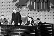 Hermann Ehlers (Mitte), Präsident des Deutschen Bundestages, während der Konstituierenden Sitzung im Präsidium des Bundestages im jahr 1953.