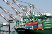 Ein Containerschiff mit schwerer Ladung