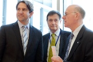 Andreas Jung (links), Vorsitzender des Beirats, Horst Risse (Mitte), Direktor beim Deutschen Bundestag, und Bundestagspräsident Norbert Lammert