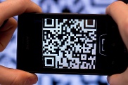 Ein Handy scannt einen QR-Code.