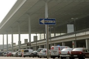 Belegte Parkplätze vor dem Flughafen am 3. April 2014
