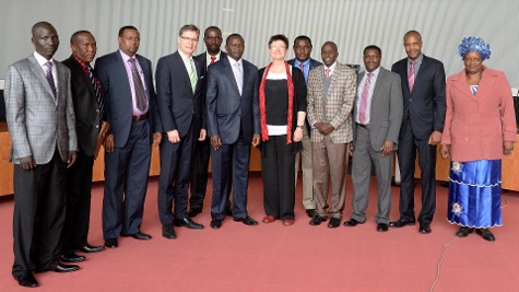 Jens Koeppen, MdB, mit Jamleck Kamau (Mitte), dem Leiter der kenianischen Delegation, Abgeordnete Saskia Esken (6.v.r.) und kenianischen Parlamentariern