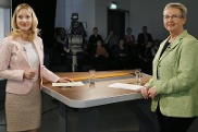 Die Vorsitzende des Petitionsausschusses Kersten Steinke (rechts) vor einem Interview mit dem Parlamentsfernsehen