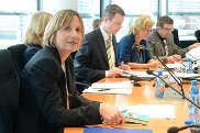 Maike Röttger (links) in der Sitzung des Entwicklungsausschusses