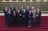 Die Vorsitzenden Jens Koeppen und Hong Moon-jong (Mitte, vorn) sowie die Ausschussmitglieder trafen sich zum Erfahrungsaustausch im Parlament in Seoul.