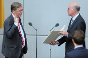 Hans-Peter Bartels (links) bei der Vereidigung durch Bundestagspräsident Norbert Lammert