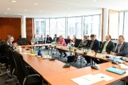 Günther Oettinger (links), für Digitale Wirtschaft und Gesellschaft zuständiger EU-Kommissar, im Gespräch mit Mitgliedern des Ausschusses für Kultur und Medien.